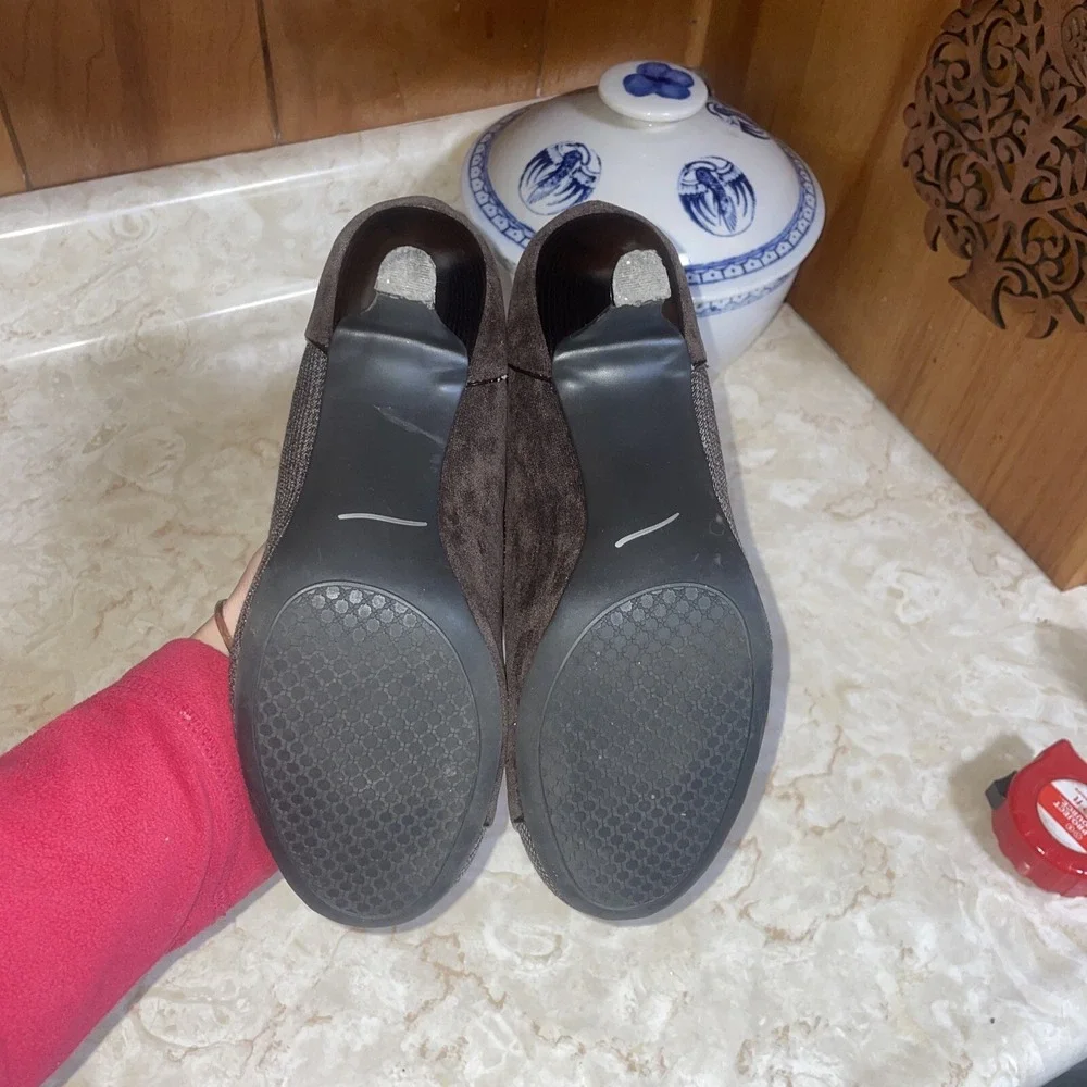Eva & Zoe Round Toe Pumps 8‎